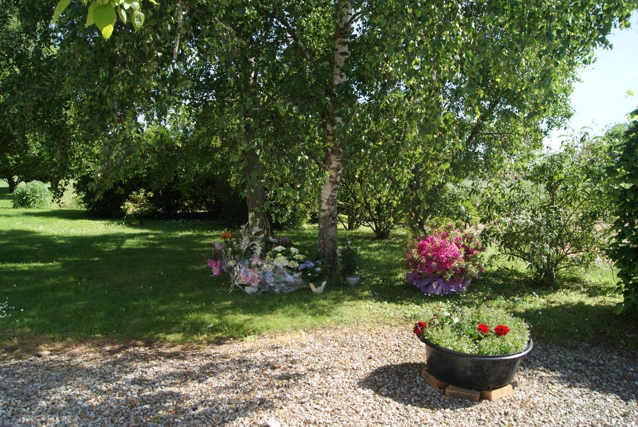 Le Lac Aux Fees Henrichemont Exterior photo